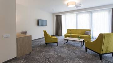 Фото номера Стандартные апартаменты Отель Polanka Conference Center г. Кросно 4