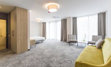 Фото номера Стандартный семейный номер Отель Polanka Conference Center г. Кросно 2